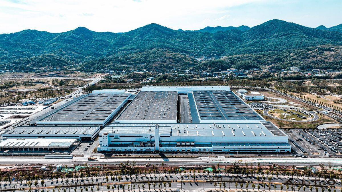 AITO问界M7全国交付季启动，首批用户喜迎智慧出行新伙伴